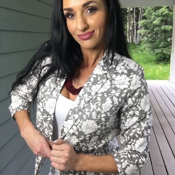 89th & Madison Jackets & Blazers - 89th & Madison floral lace pattern blazer